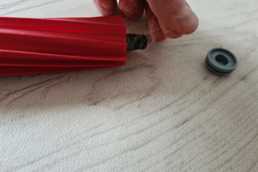 Удаление волос с резиновой щетки Roborock S7 MaxV Ultra